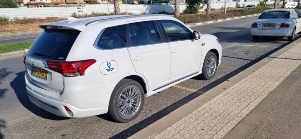 מיצובישי אאוטלנדר PHEV 4X4 Luxury הייבריד אוט' 5 מק' 2.4 (135 כ''ס) היברידי חשמל / בנזין 2021 למכירה בתל אביב יפו