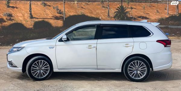 מיצובישי אאוטלנדר PHEV 4X4 Luxury הייבריד אוט' 5 מק' 2.4 (135 כ''ס) היברידי חשמל / בנזין 2019 למכירה בקיסריה