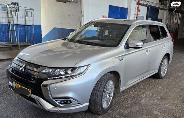 מיצובישי אאוטלנדר PHEV 4X4 Luxury הייבריד אוט' 5 מק' 2.4 (135 כ''ס) היברידי חשמל / בנזין 2020 למכירה ברעננה