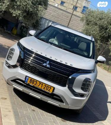 מיצובישי אאוטלנדר Luxury אוט' 7 מק' 2.5 (181 כ"ס) בנזין 2022 למכירה בלוד