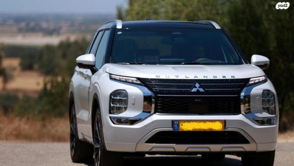 מיצובישי אאוטלנדר Luxury TTH אוט' 7 מק' 2.5 (181 כ"ס) בנזין 2022 למכירה בבת חפר