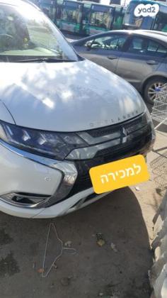 מיצובישי אאוטלנדר PHEV 4X4 Luxury הייבריד אוט' 5 מק' 2.4 (135 כ''ס) היברידי חשמל / בנזין 2019 למכירה בעין נקובא