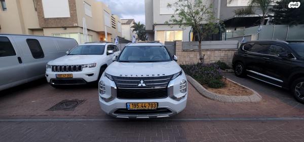 מיצובישי אאוטלנדר 4X4 Luxury SE אוט' 7 מק' 2.5 (181 כ"ס) בנזין 2023 למכירה בעפולה