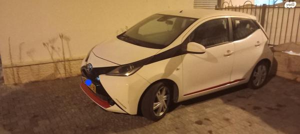 טויוטה אייגו (AYGO) X-Play אוט' 1.0 (69 כ"ס) בנזין 2017 למכירה בזכרון יעקב