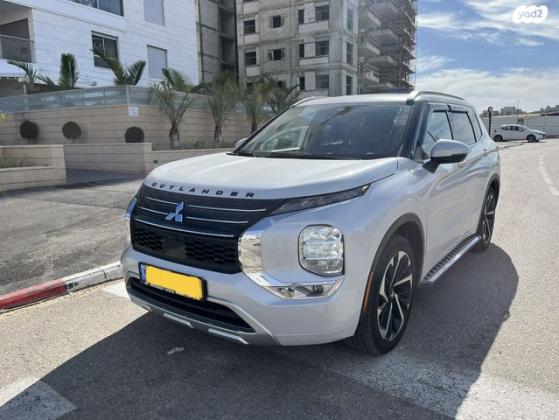 מיצובישי אאוטלנדר Luxury אוט' 7 מק' 2.5 (181 כ"ס) בנזין 2022 למכירה בתל אביב יפו