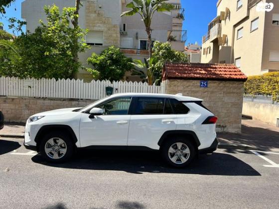 טויוטה RAV4 הייבריד E-xperience הייבריד 5 דל' אוט' 2.5 (178 כ''ס) בנזין 2022 למכירה בחיפה