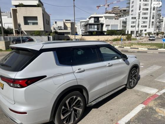 מיצובישי אאוטלנדר Luxury אוט' 7 מק' 2.5 (181 כ"ס) בנזין 2022 למכירה בתל אביב יפו