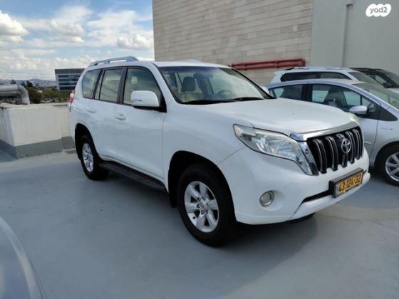 טויוטה לנד קרוזר ארוך 4X4 Luxury אוט' דיזל 7 מק' 3.0 (190 כ''ס) דיזל 2015 למכירה בכפר סבא