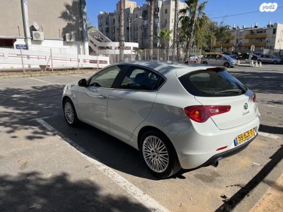 אלפא רומיאו ג'ולייטה Distinctive ידני 1.4 (120 כ"ס) בנזין 2013 למכירה ברמלה