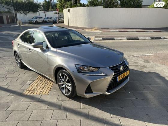 לקסוס IS300h Luxury SR הייבריד אוט' 2.5 (181 כ''ס) בנזין 2019 למכירה בהרצליה