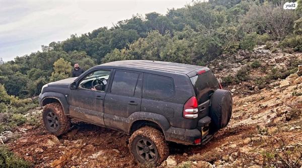 טויוטה לנד קרוזר ארוך 4X4 STD אוט' דיזל 8 מק' 3.0 (166 כ''ס) דיזל 2006 למכירה בבית ג'ן