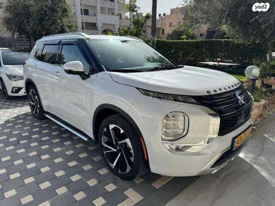 מיצובישי אאוטלנדר Luxury אוט' 7 מק' 2.5 (181 כ"ס) בנזין 2023 למכירה באום אל פחם