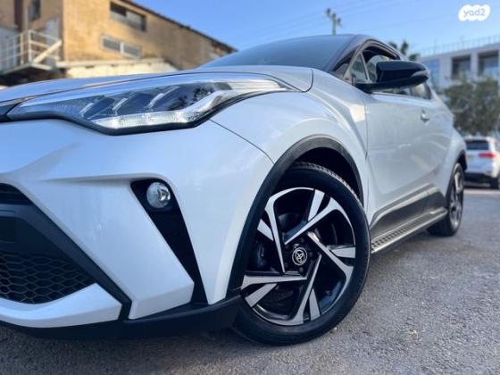 טויוטה C-HR Chic הייבריד אוט' 1.8 (98 כ"ס) בנזין 2023 למכירה בתל אביב יפו